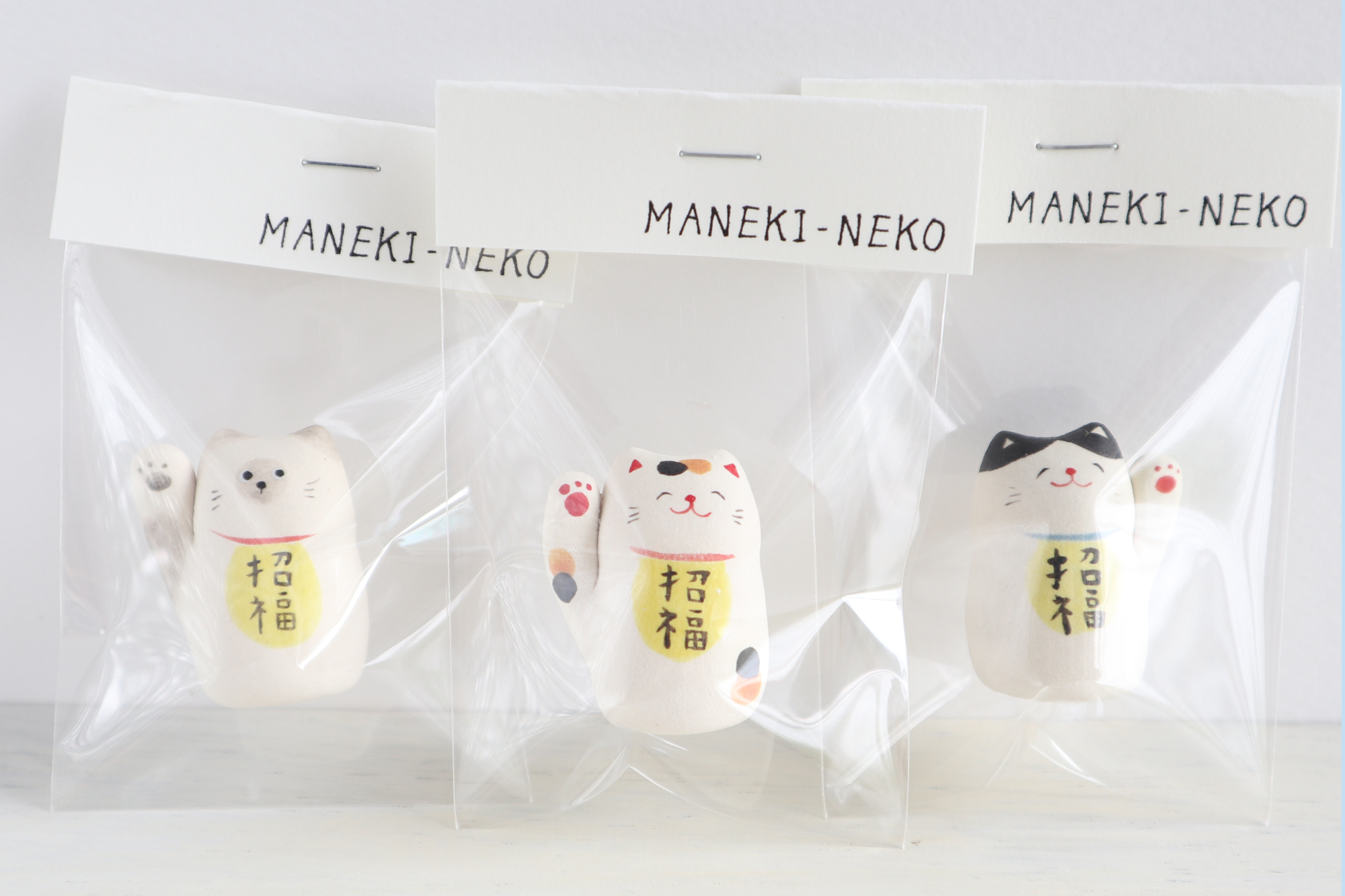 陶器の小さな招き猫たち